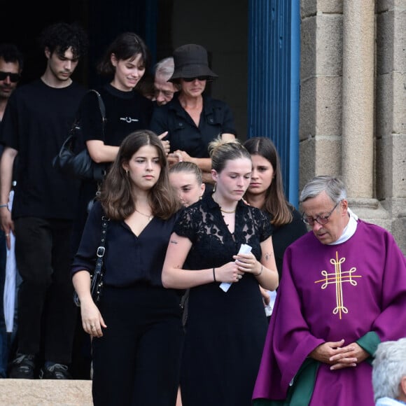 Exclusif - Tara (fille de la défunte) et ses cousines - Sorties des obsèques de Charlotte Valandrey en l'église de Pléneuf-Val-André en Bretagne. Le 19 juillet 2022  No Credit - Exclusive - No Web No Blog pour Belgique et Suisse