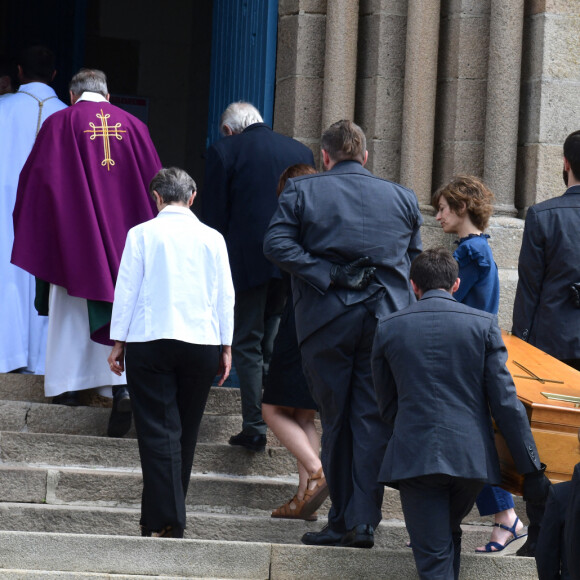 Exclusif - Sa fille Tara et ses proches - Obsèques de Charlotte Valandrey en l'église de Pléneuf-Val-André en Bretagne