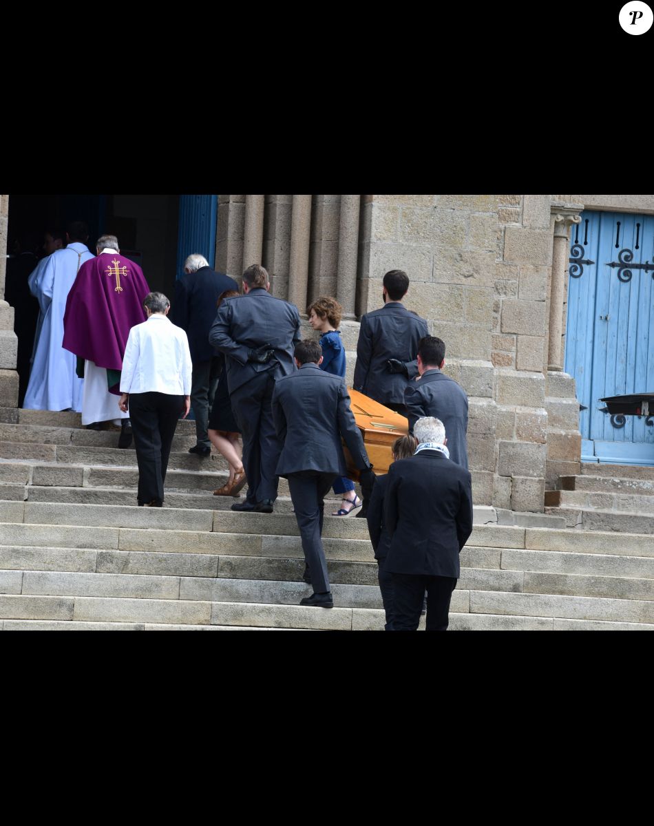 Exclusif - Sa fille Tara et ses proches - Obsèques de Charlotte Valandrey en l'église de Pléneuf-Val-André en Bretagne