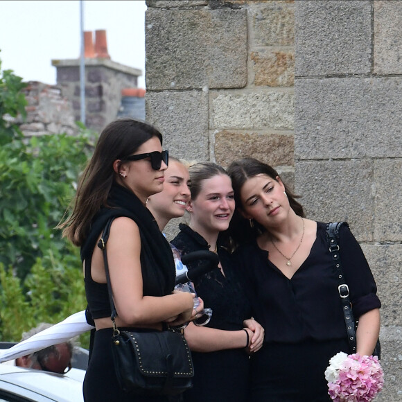 Exclusif - Tara, fille de la défunte, et ses cousines - Obsèques de Charlotte Valandrey en l'église de Pléneuf-Val-André en Bretagne. Le 19 juillet 2022