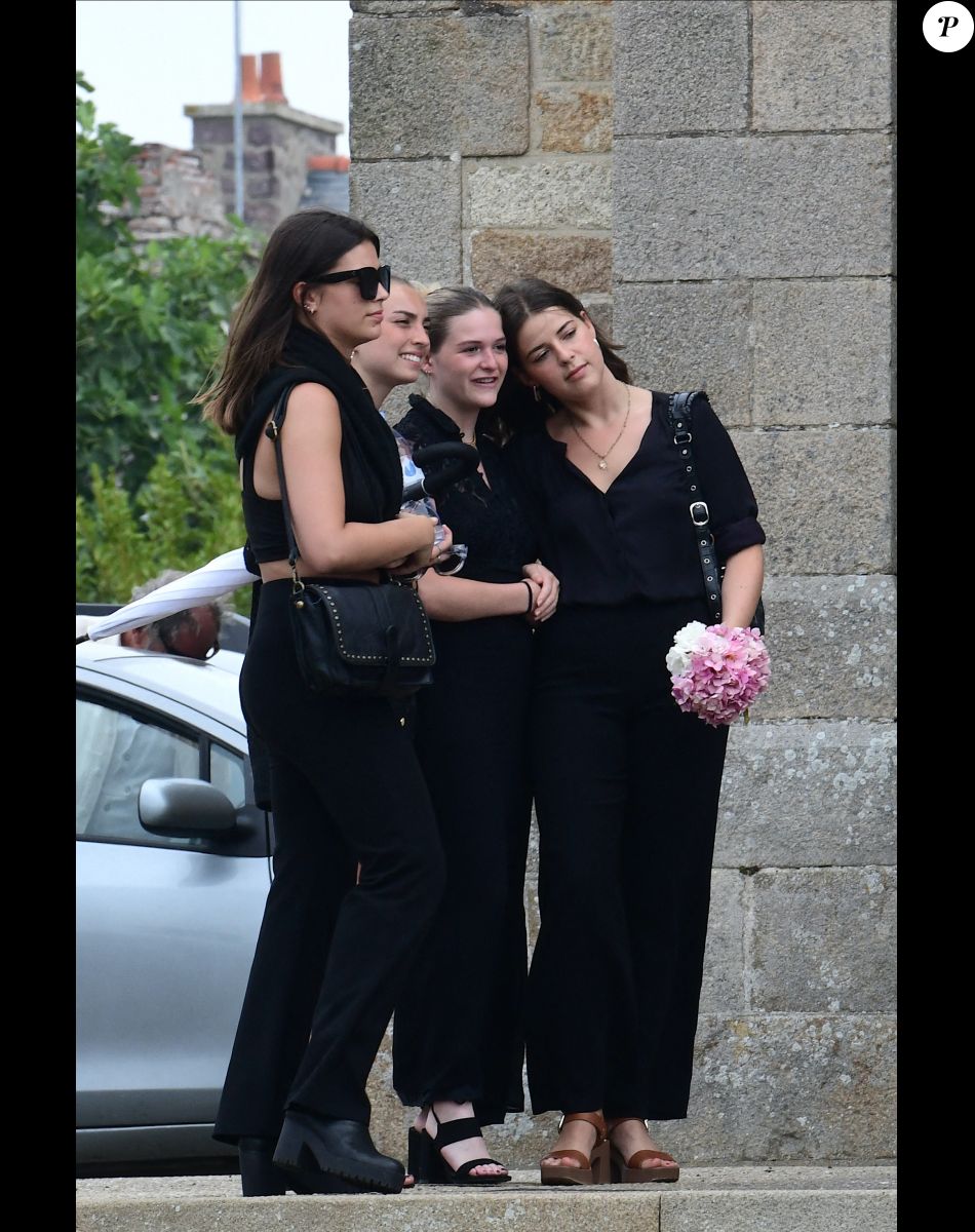 Exclusif - Tara, fille de la défunte, et ses cousines - Obsèques de Charlotte Valandrey en l'église de Pléneuf-Val-André en Bretagne. Le 19 juillet 2022