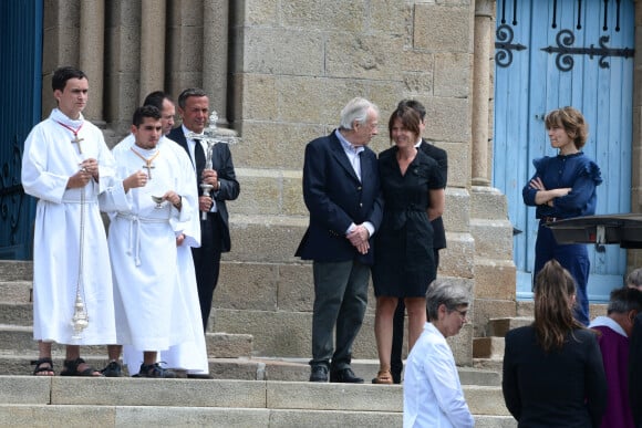 Exclusif - Jean-Pierre, le père de la défunte, et sa fille Aude - Obsèques de Charlotte Valandrey en l'église de Pléneuf-Val-André en Bretagne. Le 19 juillet 2022