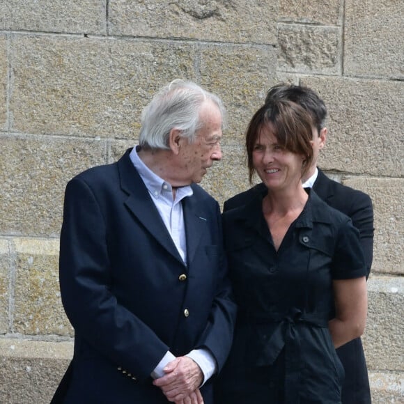 Exclusif - Jean-Pierre, le père de la défunte, et sa fille Aude - Obsèques de Charlotte Valandrey en l'église de Pléneuf-Val-André en Bretagne. Le 19 juillet 2022