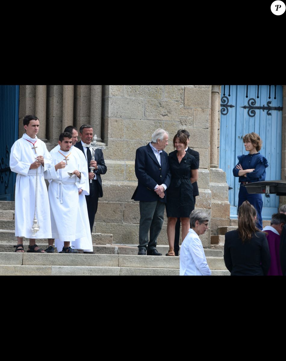 Exclusif - Jean-Pierre, le père de la défunte, et sa fille Aude - Obsèques de Charlotte Valandrey en l'église de Pléneuf-Val-André en Bretagne. Le 19 juillet 2022
