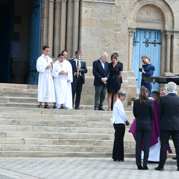 Exclusif - Jean-Pierre, le père de la défunte, et sa fille Aude - Obsèques de Charlotte Valandrey en l'église de Pléneuf-Val-André en Bretagne. Le 19 juillet 2022