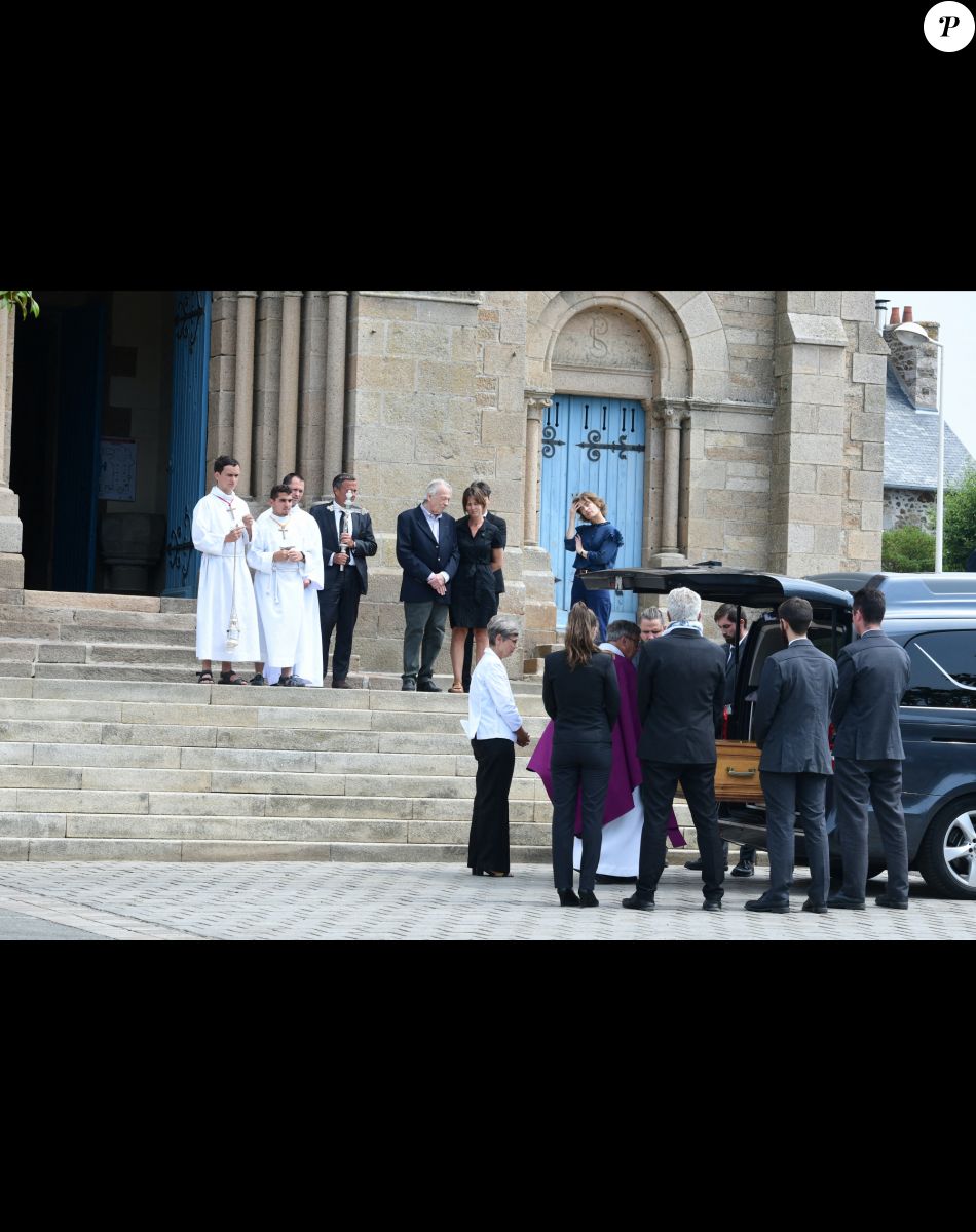 Exclusif - Jean-Pierre, le père de la défunte, et sa fille Aude - Obsèques de Charlotte Valandrey en l'église de Pléneuf-Val-André en Bretagne. Le 19 juillet 2022
