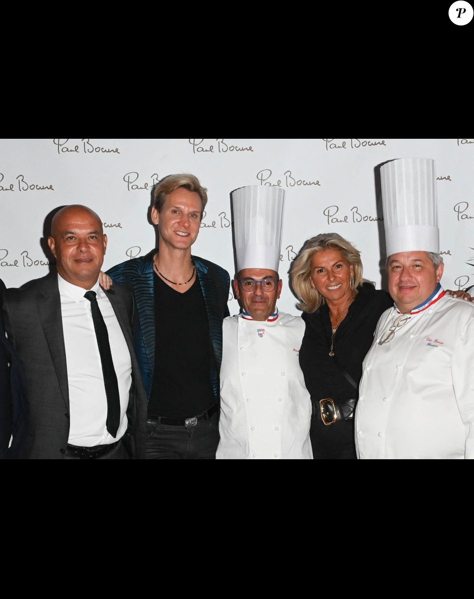 Exclusif - Jérôme Bocuse (Président des Maisons Bocuse), François-Xavier Renou, Franck Ferigutti, Caroline Margeridon et Eric Pansu - La Brasserie du Louvre Bocuse à l'occasion de la rentrée, a convié de nombreux invités à venir découvrir ou redécouvrir son magnifique cadre en plein centre de Paris le 22 septembre 2022. 3 ans après son inauguration, J. Bocuse a accueilli et chouchouté ses invités grâce aux mets typiquement lyonnais concoctés par ses Chefs Exécutifs Meilleurs Ouvriers de France. © Coadic Guirec/Bestimage