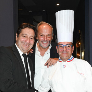 Exclusif - Laurent Gerra, Christian Le Squer et Franck Ferigutti - La Brasserie du Louvre Bocuse à l'occasion de la rentrée, a convié de nombreux invités à venir découvrir ou redécouvrir son magnifique cadre en plein centre de Paris le 22 septembre 2022. 3 ans après son inauguration, J. Bocuse a accueilli et chouchouté ses invités grâce aux mets typiquement lyonnais concoctés par ses Chefs Exécutifs Meilleurs Ouvriers de France. © Coadic Guirec/Bestimage