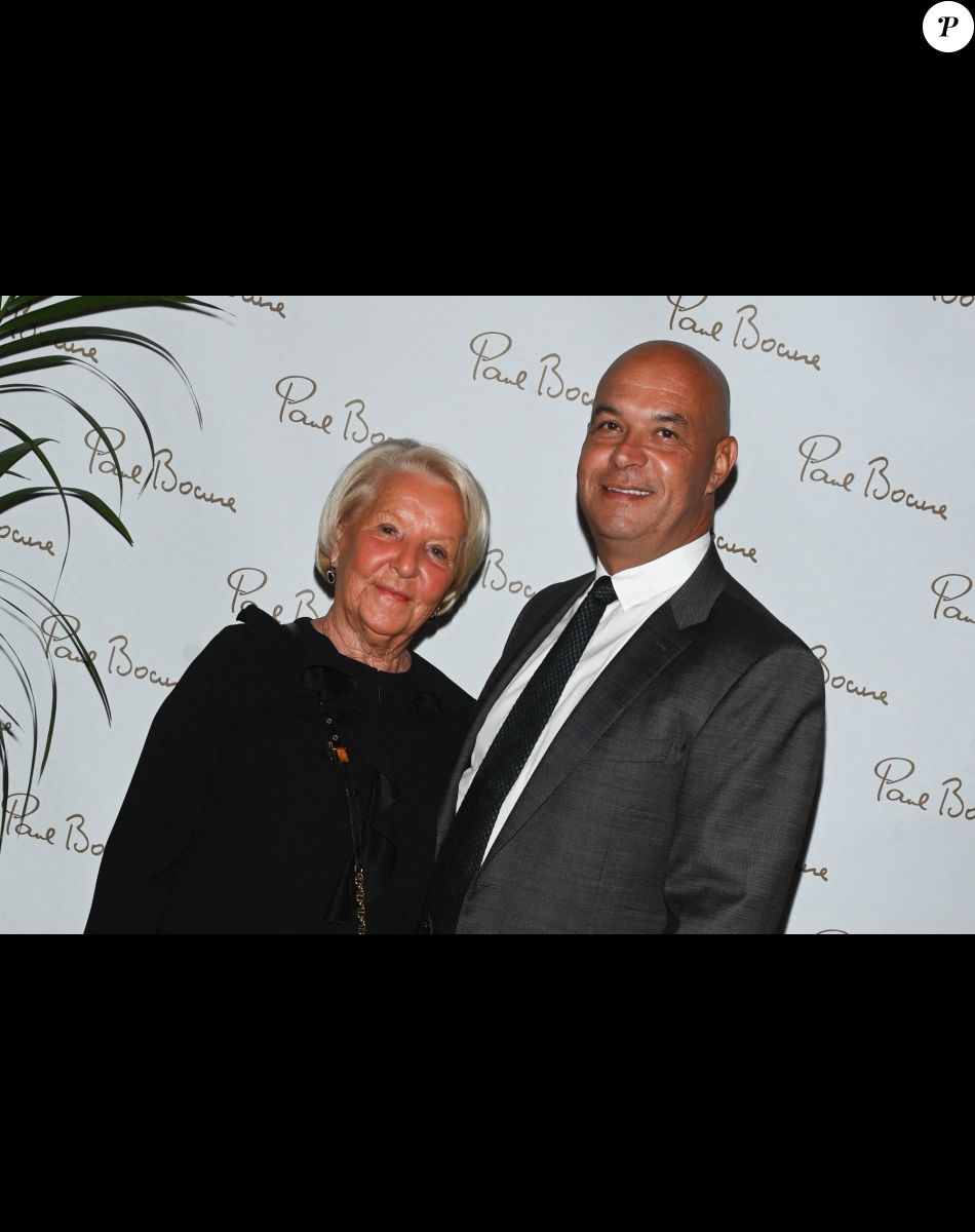 Exclusif - Jérôme Bocuse (Président des Maisons Bocuse) avec sa maman Raymone Carlut - La Brasserie du Louvre Bocuse à l'occasion de la rentrée, a convié de nombreux invités à venir découvrir ou redécouvrir son magnifique cadre en plein centre de Paris le 22 septembre 2022. 3 ans après son inauguration, J. Bocuse a accueilli et chouchouté ses invités grâce aux mets typiquement lyonnais concoctés par ses Chefs Exécutifs Meilleurs Ouvriers de France. © Coadic Guirec/Bestimage