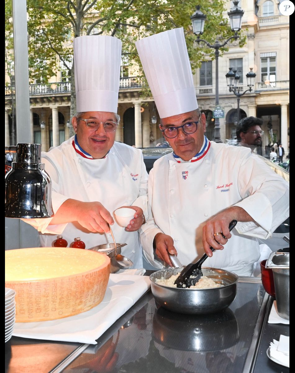 Exclusif - Eric Pansu et Franck Ferigutti - La Brasserie du Louvre Bocuse à l'occasion de la rentrée, a convié de nombreux invités à venir découvrir ou redécouvrir son magnifique cadre en plein centre de Paris le 22 septembre 2022. 3 ans après son inauguration, J. Bocuse a accueilli et chouchouté ses invités grâce aux mets typiquement lyonnais concoctés par ses Chefs Exécutifs Meilleurs Ouvriers de France. © Coadic Guirec/Bestimage