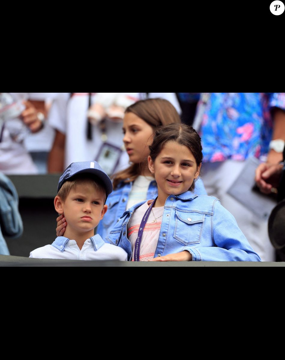 Charlene Riva et Myla Rose Federer et l'un des fils de Roger Federer lors de son match contre Lloyd Harris à Wimbledon le 2 juillet 2019.