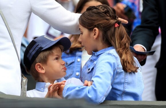 Charlene Riva et Myla Rose Federer et l'un des fils de Roger Federer lors de son match contre Lloyd Harris à Wimbledon le 2 juillet 2019.