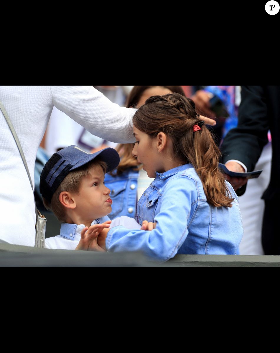 Charlene Riva et Myla Rose Federer et l'un des fils de Roger Federer lors de son match contre Lloyd Harris à Wimbledon le 2 juillet 2019.