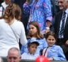 Mirka Federer, Charlene Riva et Myla Rose Federer et l'un des fils de Roger Federer lors de son match contre Lloyd Harris à Wimbledon le 2 juillet 2019.