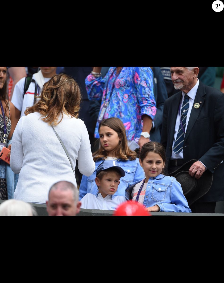 Mirka Federer, Charlene Riva et Myla Rose Federer et l'un des fils de Roger Federer lors de son match contre Lloyd Harris à Wimbledon le 2 juillet 2019.