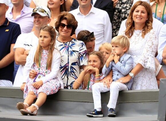 Mirka Federer avec ses quatre enfants (Charlene Riva, Myla Rose, Lenny, Leo) lors de la finale de Wimbledon opposant Roger Federer à Marin Čilić, à Londres, le 16 juillet 2017.