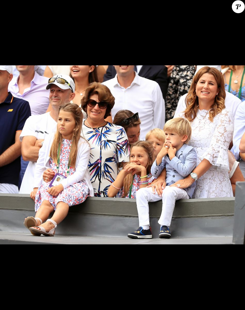 Mirka Federer avec ses quatre enfants (Charlene Riva, Myla Rose, Lenny, Leo) lors de la finale de Wimbledon opposant Roger Federer à Marin Čilić, à Londres, le 16 juillet 2017.