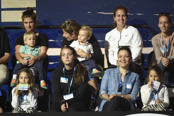 Mirka Federer avec ses jumeaux Lenny et Leo et les jumelles Charlene Riva et Myla Rose lors de la journées des enfants au Melbourne Park de Melbourne en marge de l'Open d'Australie, le 16 janvier 2016
