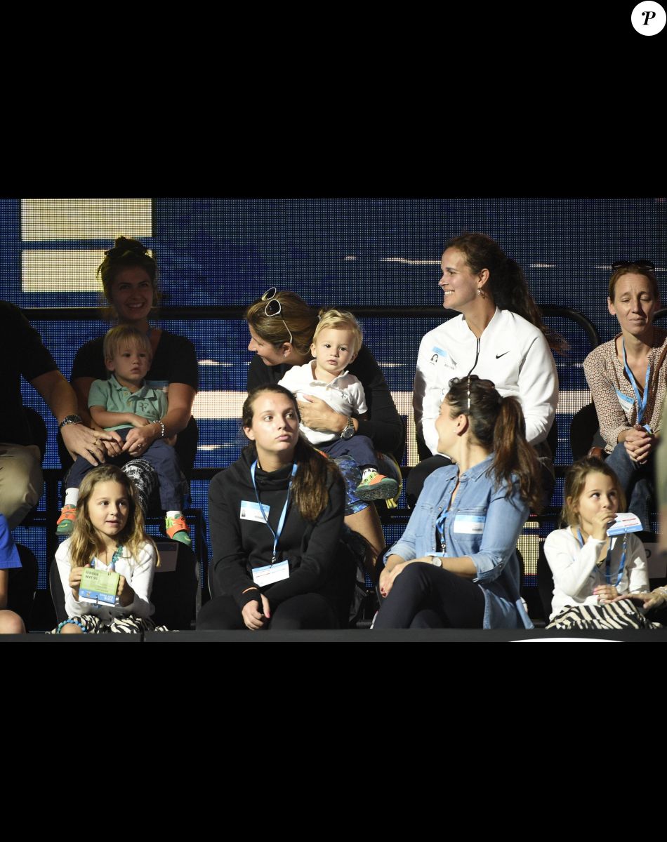Mirka Federer avec ses jumeaux Lenny et Leo et les jumelles Charlene Riva et Myla Rose lors de la journées des enfants au Melbourne Park de Melbourne en marge de l'Open d'Australie, le 16 janvier 2016