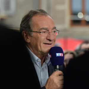 Jean-Pierre Pernaut lors du tournage de l'émission "Votre plus beau marché de France" à Montbrison le 14 juin 2019. © Frédéric Chambert / Panoramic / Bestimage