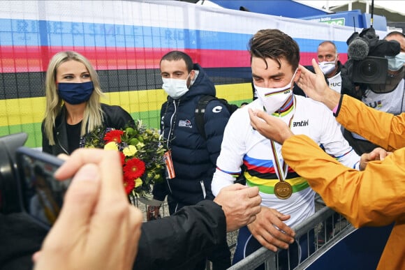 Championnat du monde de cyclisme en Italie à Imola - Julian Alaphilippe, avec Marion Rousse, devient champion du monde le 27 septembre 2020 © Vincent Kalut / Panoramic / Bestimage