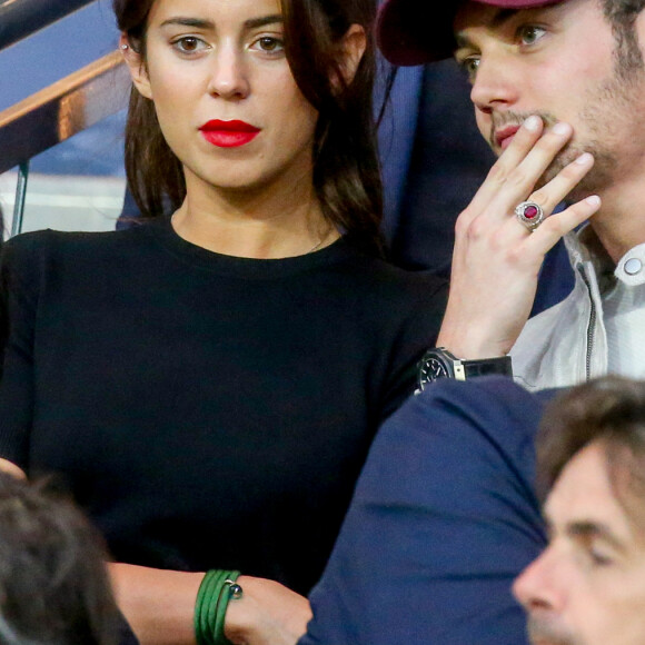 Louis Sarkozy et sa compagne Natali Husic dans les tribunes lors du match de Ligue 1, Paris Saint-Germain (PSG) vs Toulouse FC (TFC) au Parc des Princes à Paris, France, le 20 août 2017. Le PSG a gagné 6-2. 