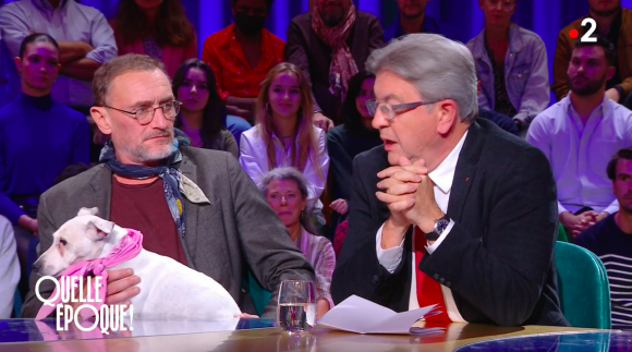 Petit accrochage entre Jean-Luc Mélanchon et Jean-Paul Rouve à cause du chien de l'acteur dans "Quelle époque !" sur France 2. Le 24 septembre 2022.