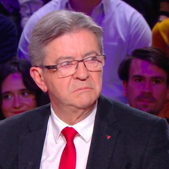 Petit accrochage entre Jean-Luc Mélanchon et Jean-Paul Rouve à cause du chien de l'acteur dans "Quelle époque !" sur France 2. Le 24 septembre 2022.