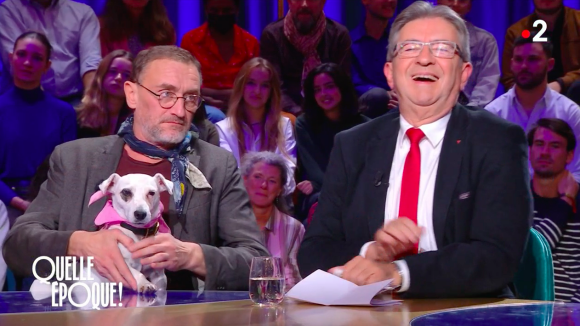 Petit accrochage entre Jean-Luc Mélanchon et Jean-Paul Rouve à cause du chien de l'acteur dans "Quelle époque !" sur France 2. Le 24 septembre 2022.