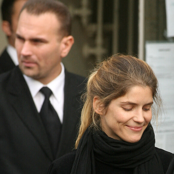 Alice Taglioni aux obsèques de Jocelyn Quivrin au Temple de l'étoile à Paris le 21 novembre 2009.