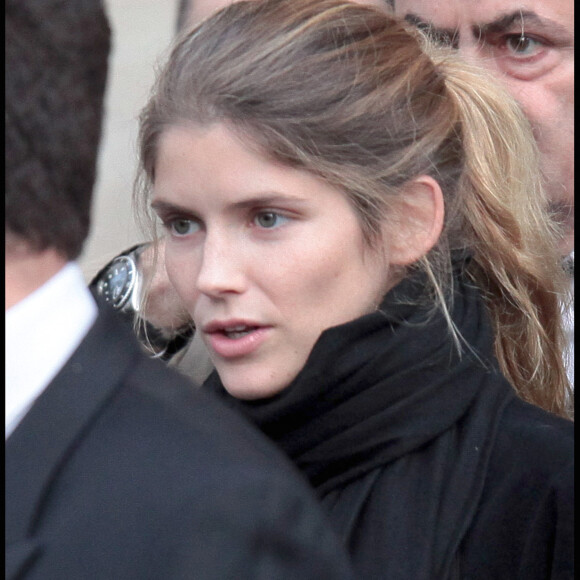 Alice Taglioni lors des obsèques de son compagnon Jocelyn Quivrin en 2009.