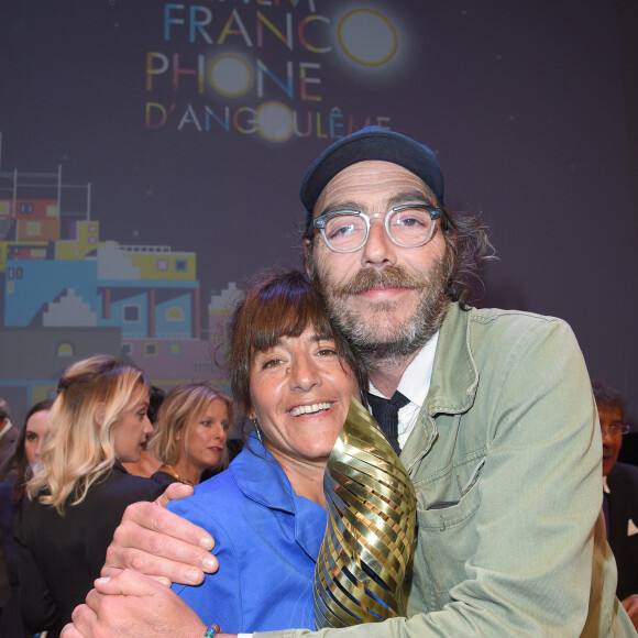 Philippe Rebbot (réalisateur) et Romane Bohringer (réalisatrice) avec le Valois Canal+ du public pour le film "L'Amour Flou" lors de la clôture de la 11ème édition du festival du Film Francophone d'Angoulême, France, le 26 août 2018. © Coadic Guirec/Bestimage
