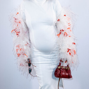 Amel Bent, enceinte, au photocall du défilé femme Giambattista Valli Automne/Hiver 2022/2023 lors de la Fashion Week de Paris, France, le 7 mars 2022. © Olivier Borde/Bestimage 