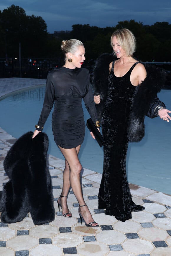 Kate Moss et Amber Valletta - Arrivées au défilé Saint Laurent printemps-été 2023 dans le cadre de la Fashion Week parisienne le 27 septembre 2022