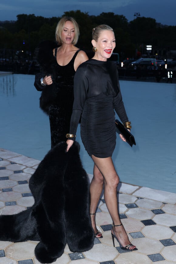Kate Moss et Amber Valletta - Arrivées au défilé Saint Laurent printemps-été 2023 dans le cadre de la Fashion Week parisienne le 27 septembre 2022