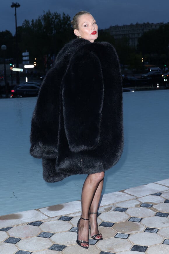 Kate Moss - Arrivées au défilé Saint Laurent printemps-été 2023 dans le cadre de la Fashion Week parisienne le 27 septembre 2022