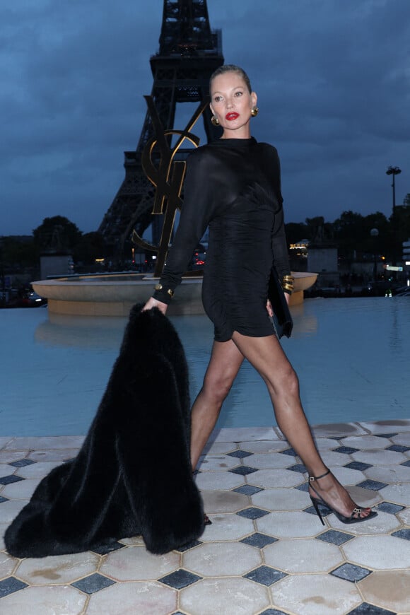 Kate Moss - Arrivées au défilé Saint Laurent printemps-été 2023 dans le cadre de la Fashion Week parisienne le 27 septembre 2022