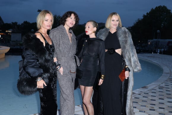 Amber Valletta, Shalom Harlow, Kate Moss et Eva Herzigova - Arrivées au défilé Saint Laurent printemps-été 2023 dans le cadre de la Fashion Week parisienne le 27 septembre 2022