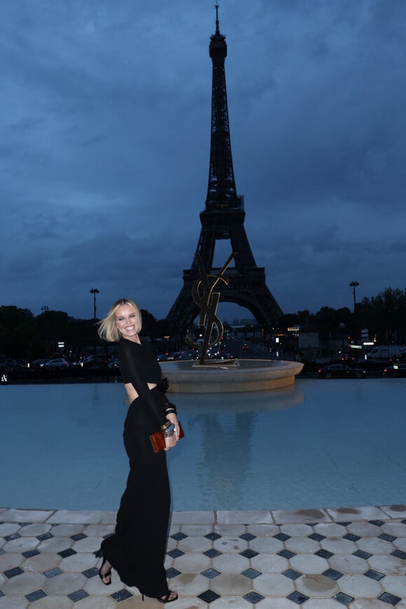 Eva Herzigova - Arrivées au défilé Saint Laurent printemps-été 2023 dans le cadre de la Fashion Week parisienne le 27 septembre 2022