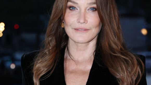 Fashion Week : Carla Bruni-Sarkozy dévoile ses jambes en robe fendue pour Saint Laurent