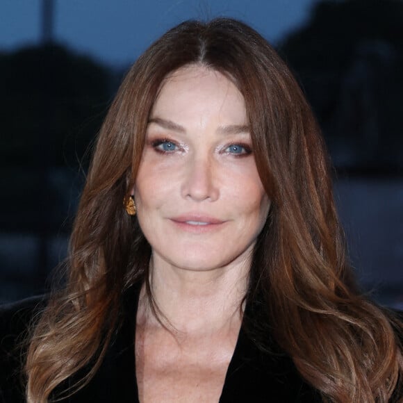 Carla Bruni-Sarkozy, dans une robe porte-feuille fendue, a fait une superbe arrivée au défilé Saint Laurent dans le cadre de la Fashion Week parisienne le 27 septembre 2022