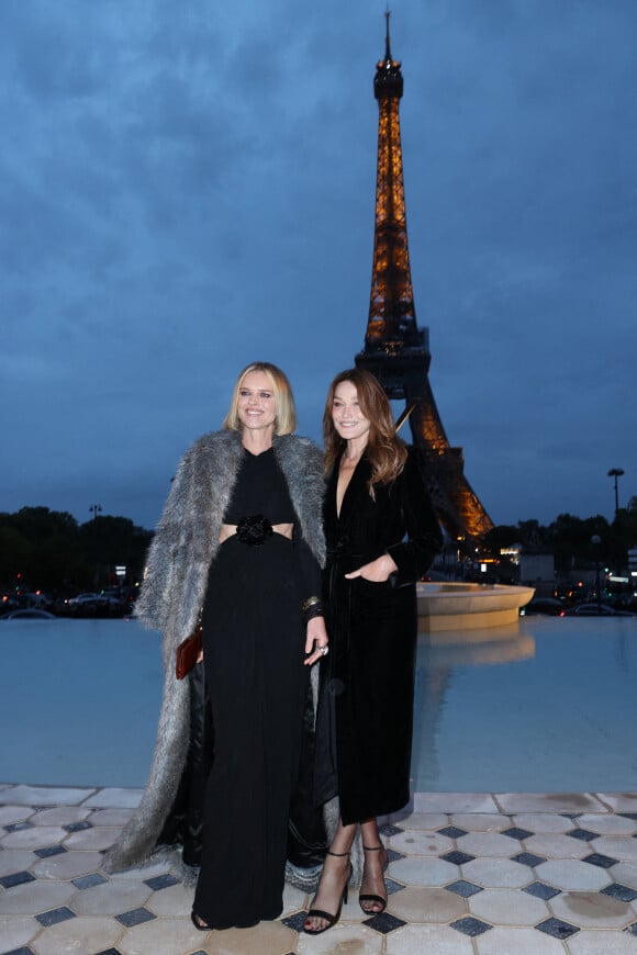 Eva Herzigova et Carla Bruni-Sarkozy - Arrivées au défilé Saint Laurent printemps-été 2023 dans le cadre de la Fashion Week parisienne le 27 septembre 2022