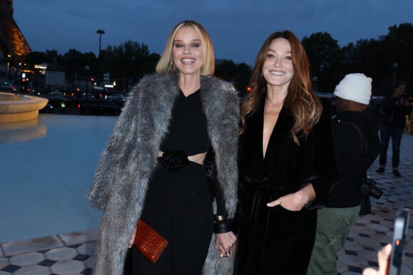 Eva Herzigova et Carla Bruni-Sarkozy - Arrivées au défilé Saint Laurent printemps-été 2023 dans le cadre de la Fashion Week parisienne le 27 septembre 2022