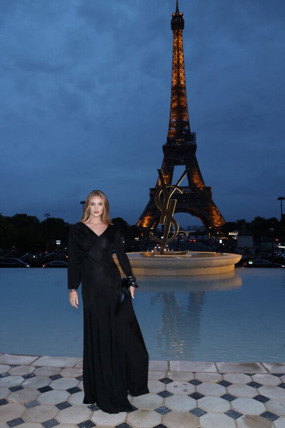 Rosie Huntington-Whiteley - Arrivées au défilé Saint Laurent printemps-été 2023 dans le cadre de la Fashion Week parisienne le 27 septembre 2022
