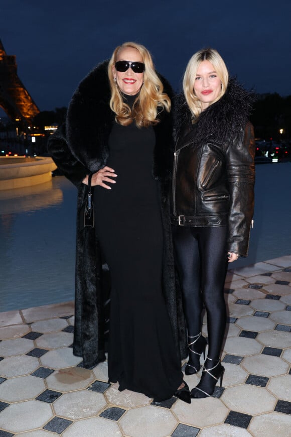 Jerry Hall et sa fille Georgia May Jagger - Arrivées au défilé Saint Laurent printemps-été 2023 dans le cadre de la Fashion Week parisienne le 27 septembre 2022