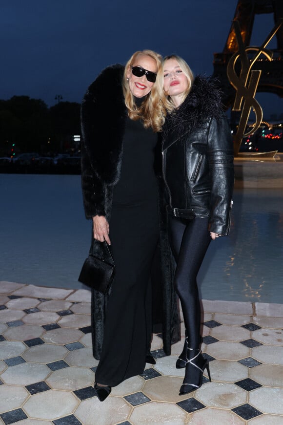 Jerry Hall et sa fille Georgia May Jagger - Arrivées au défilé Saint Laurent printemps-été 2023 dans le cadre de la Fashion Week parisienne le 27 septembre 2022