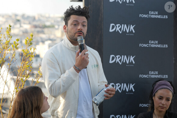 Kev Adams - Soirée de lancement de la gamme de boissons "Drink Waters" au restaurant Créatures sur le rooftop des Galeries Lafayette à Paris le 9 mai 2022. © Clovis-Bellak/Bestimage 
