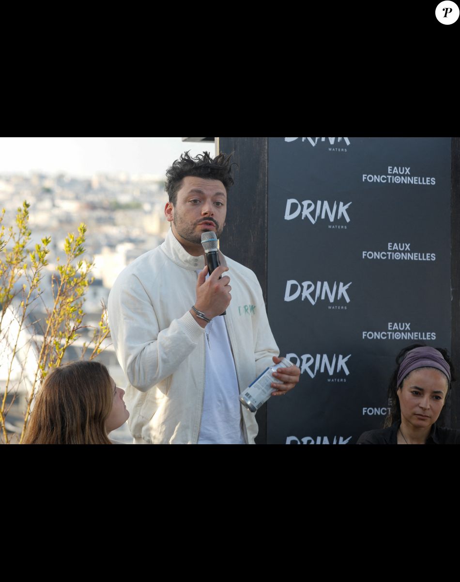 Kev Adams - Soirée de lancement de la gamme de boissons "Drink Waters" au restaurant Créatures sur le rooftop des Galeries Lafayette à Paris le 9 mai 2022. © Clovis-Bellak/Bestimage