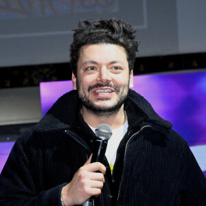 Kev Adams lors de la soirée de gala d'exception pour les 10 ans de l'association "Les Rois du monde" (LRDM) à la salle Wagram à Paris le 14 mars 2022. © Rachid Bellak / Bestimage 