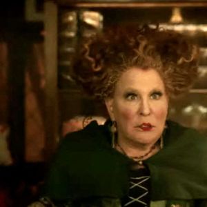 Bande-annonce du film "Hocus Pocus 2" avec Bette Midler, Sarah Jessica Parker et Kathy Najimy.